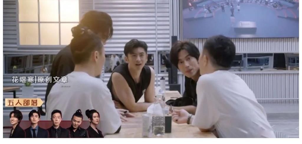 披荆斩棘的哥哥|人多是非多《披荆斩棘的哥哥》陈小春搞小圈子，黄贯中被“排斥”