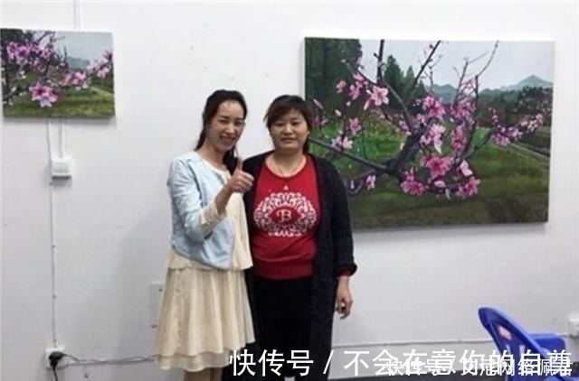 农村妇女#大妈模仿大师画桃花,200元一副却能以假乱真,专家:亵渎艺术