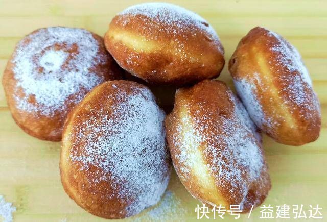 1碗面粉4个鸡蛋,不用烤箱,教你用平底锅做面包,比蛋糕还好吃