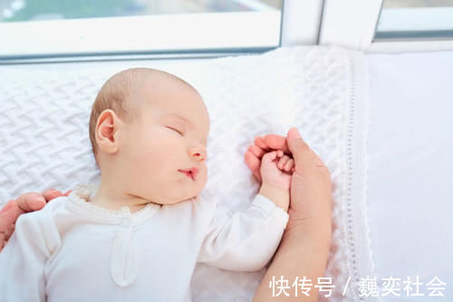 母乳|宝宝频繁吃母乳，睡眠时间很短，爸妈或许忽视了三个方面的问题