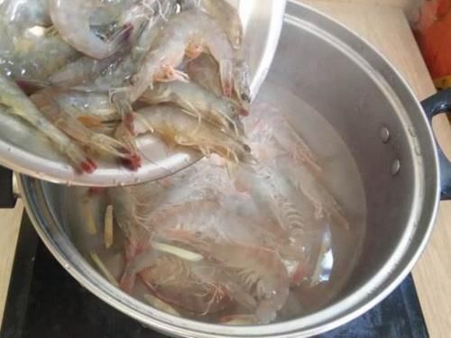 放油|煮虾时,放油好还是放盐好大厨都不对,放它虾肉才会更鲜嫩