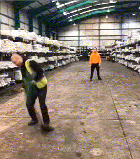 |搞笑GIF:无所不能的外卖小哥