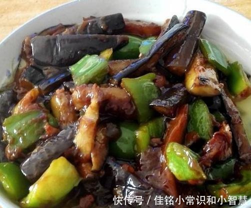 烧茄子最忌直接下锅,不然费油还难吃,多加1步,茄子香软不油腻