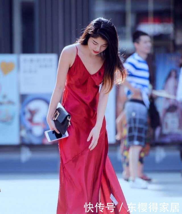 一袭红色长裙,搭配波浪卷发,尽显优雅高贵