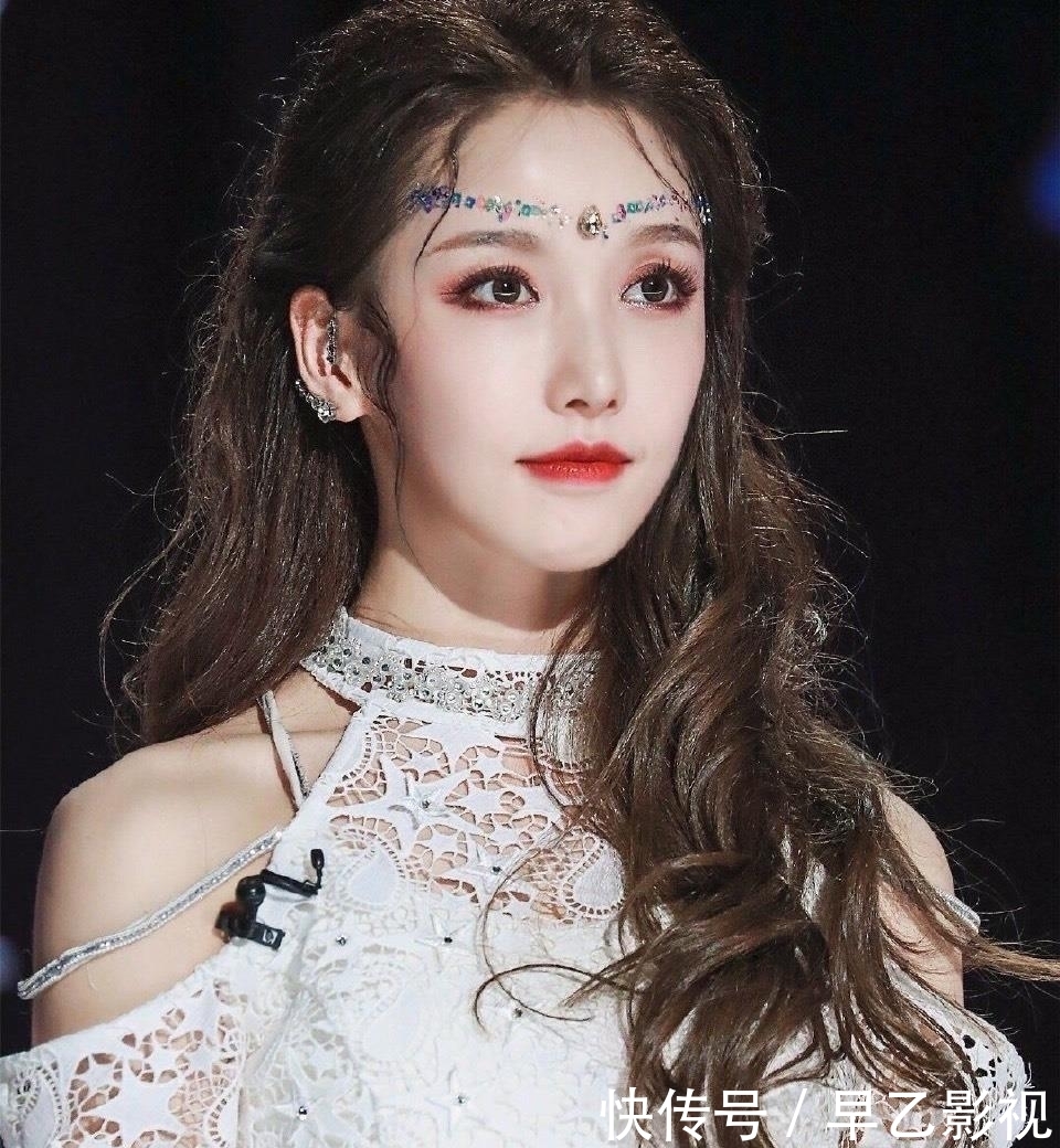  艺人|杨超越参加恋爱综艺，与侯明昊组成CP，任豪退出