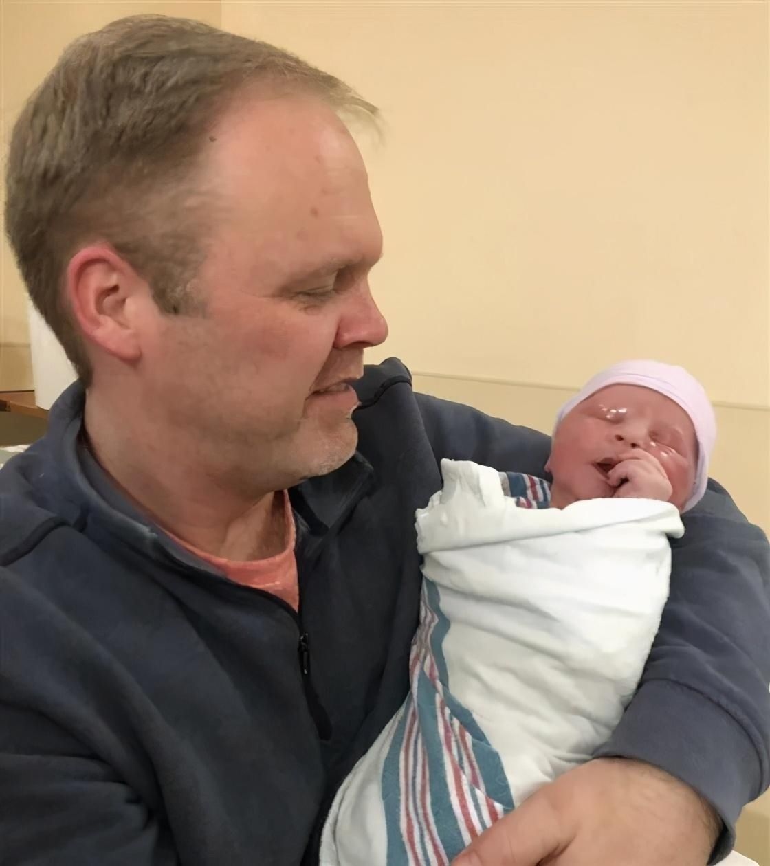 爸妈|有种生娃叫执着,美国爸妈生了14个儿子后终于生女儿,合影壮观