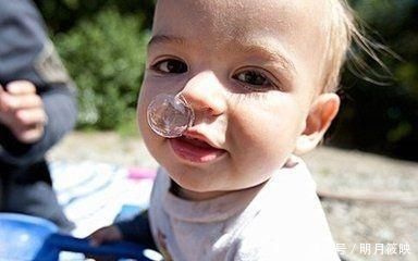 小丽|六个月大宝宝总爱摸自己头,宝妈发现后送医院,医生夸赞很及时