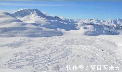 男子雪地里转悠大半天,人们都以为是疯子,直到看到他的脚印