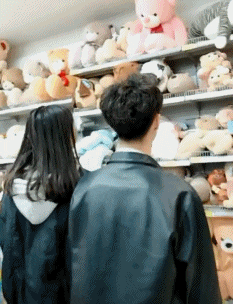 |搞笑GIF:姑娘当时就懵了 早知如此就不应该玩这个