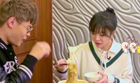 大胃王mini放“大招”,吃1万一碗的牛肉面,粉丝要破产了