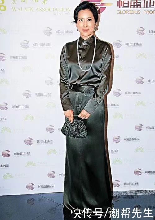 黄黑皮 朱玲玲奶奶年纪也时髦,蕾丝裙外面套马甲,有皱纹也藏不住贵妇范