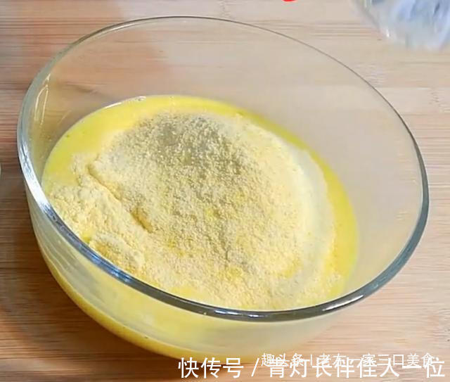 玉米面别煮粥了,不放一滴油不放一滴水,就做出蓬松的玉米饼