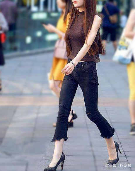 穿搭 红色娃娃装+白色牛仔裤,青春靓丽,轻盈温柔,好看极了