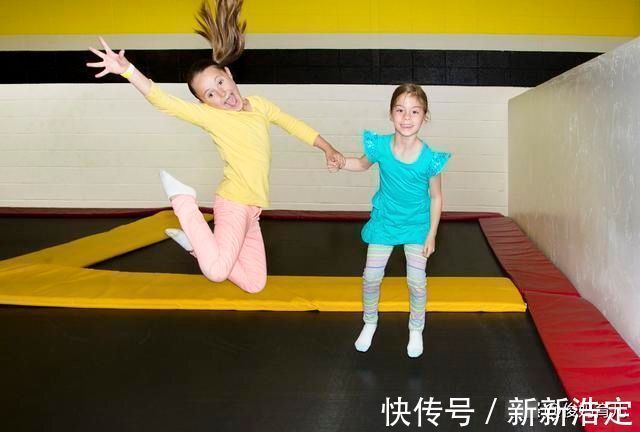 危险|玩蹦床的孩子突然哭喊着脚好痛细数儿童游乐场里隐藏的那些危险