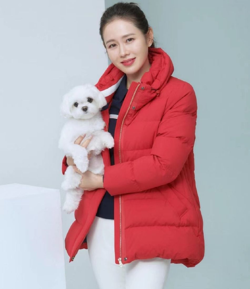 孙艺珍与爱犬一起拍摄广告写真 穿羽绒服搭白色长裤状态佳_易看资讯网