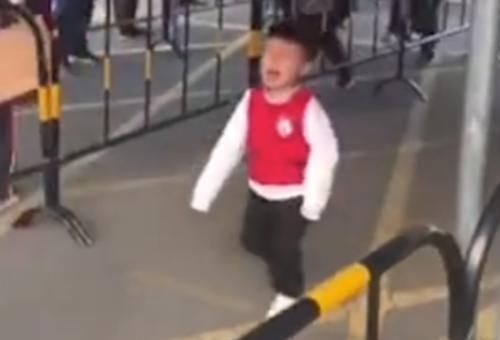 骑士|心碎现场!弟弟校门口骑士跪迎姐姐却被忽略,家长:姐姐太害羞