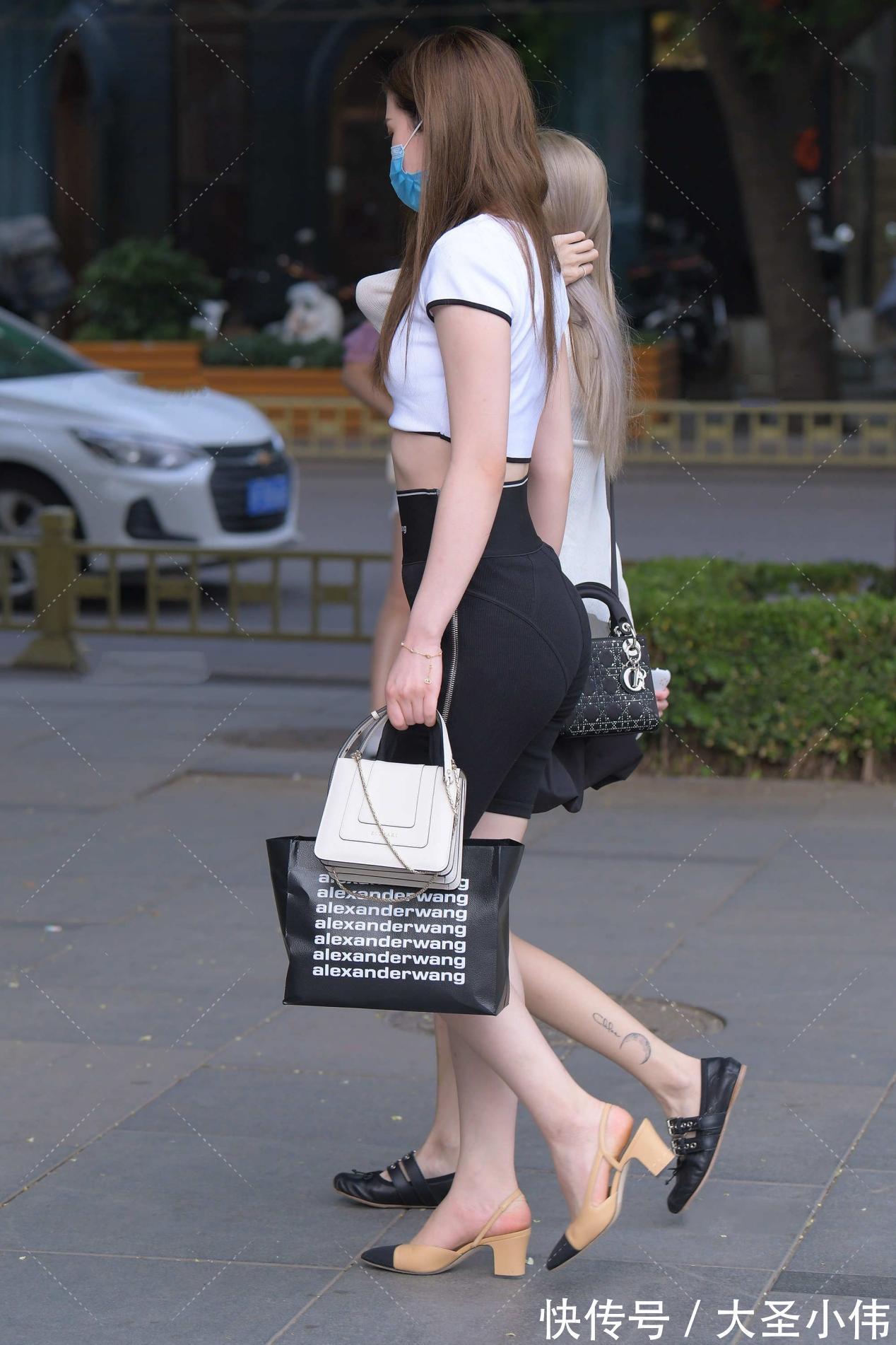 五分裤|美女街拍:紧身五分裤,一不小心就容易穿出俗气,上衣搭配就显得非常重要了