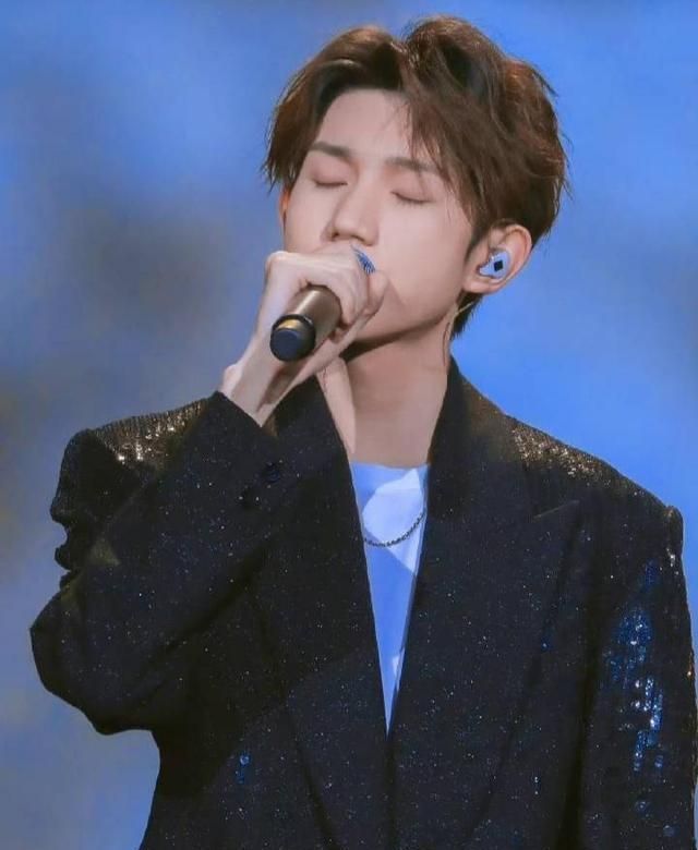 中秋晚会后台,一个月饼一桌分,王源刘星式分法引爆笑,差点失误