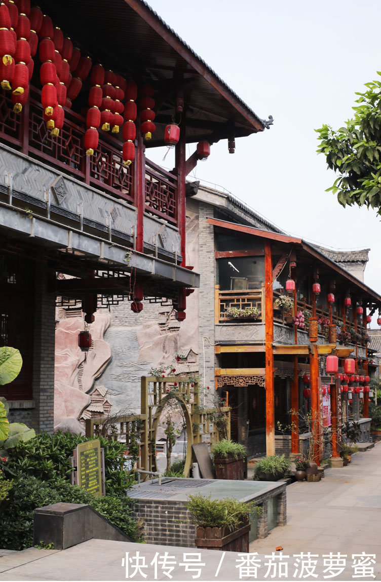 鸿恩寺一座千年的古寺庙，屹立于城市繁华一角，山环水抱，却人迹罕至