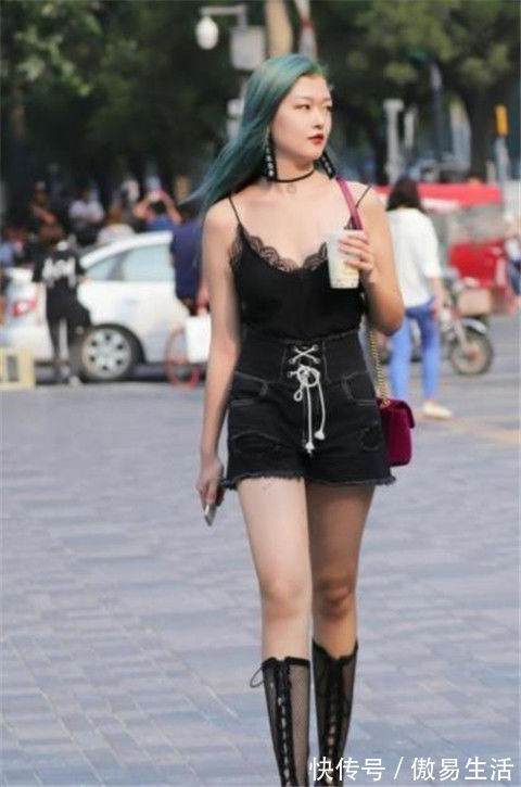 街拍|长发披肩的小美女,白色露肩上衣配短裤,轻松秀出白皙美腿