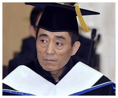 张艺谋|张艺谋张纪中冯小刚都是大导演，也都喜欢笔，谁的书功更强一些？