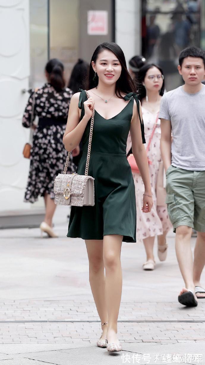 小姐姐|街拍小姐姐的这双大白腿搭配墨绿色裙子真的无敌了，也太好看了！