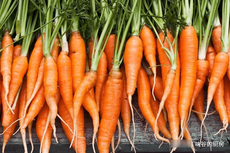 买胡萝卜,选干净的还是带泥的?老菜农:区别挺大,挑错了不好吃