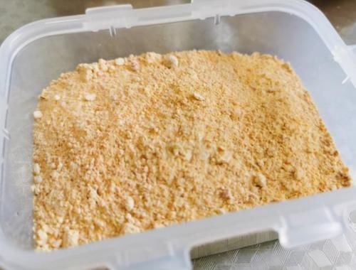 糯米糍粑不用买，一斤糯米粉做一盘，随取随吃特方便，日常小零食