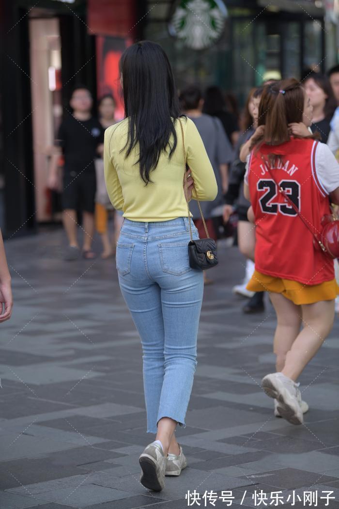 搭配|简单的单品也有魅力，修身打底搭配牛仔裤，穿出性感时尚