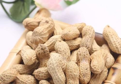 花生米不用水煮 撒点盐泡一下 比油炸得好吃 咸香酥脆 粉紫色