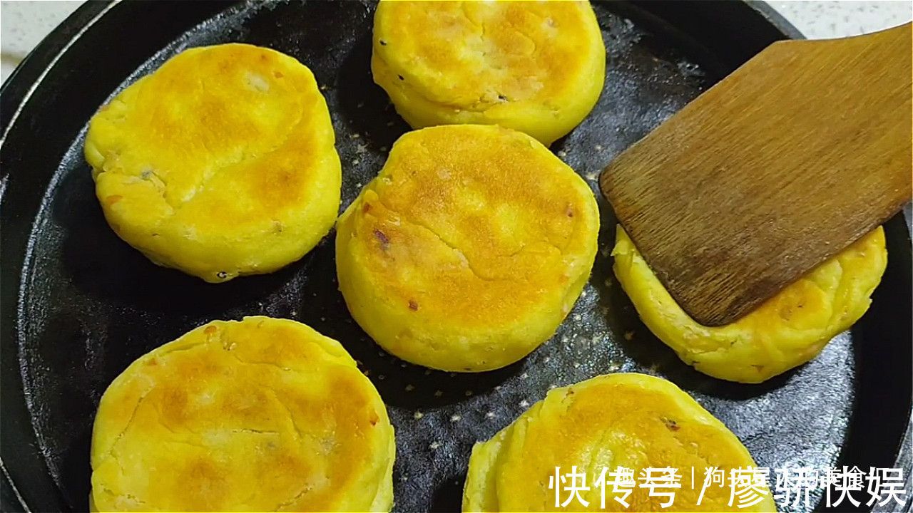 油酥|玉米面油酥饼做法，加多一种材料，口感丰富，吃着蓬松柔软，真香