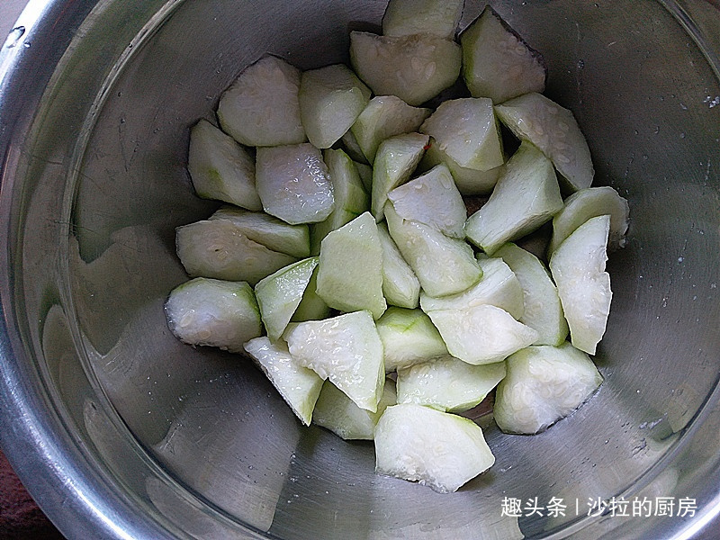 嫩白|夏季遇到此菜多吃些,维C是黄瓜的8倍,排出毒素,肌肤细腻嫩白