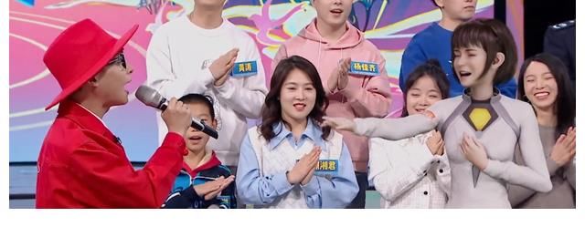 《你好星球六》何炅太难了，新人抢话被闭麦，开玩笑想劝退女主持！