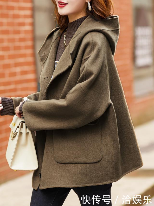 品味高的女人,衣橱都少不了这“连帽外套”,45+左右穿特轻奢