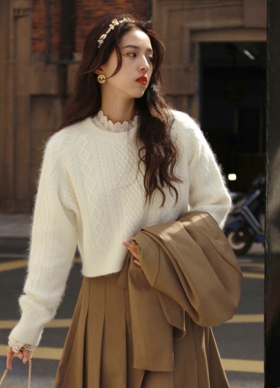 冬天|冬天也要穿的好看精致,试试“针织衫+半身裙”,氛围感觉了!