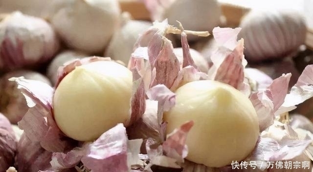 全身|大蒜全身都是宝！以后蒜皮别再乱扔，放家里有两用，真省钱！