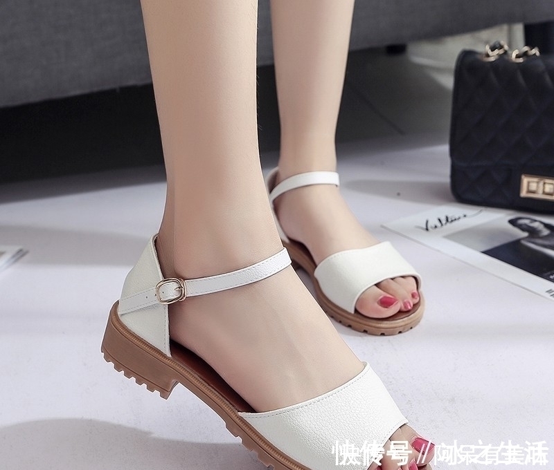 时尚 甩掉累人高跟鞋,穿时尚舒适的凉鞋,透气舒适巨显气质又漂亮