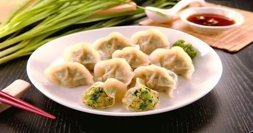 饺子皮|如何能让饺子皮又薄又筋还煮不烂，告诉你个小诀窍，和面时加点它