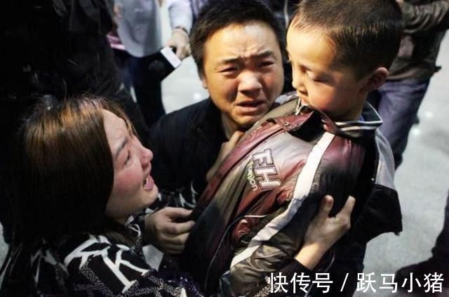 父女|父女俩到餐厅吃饭,到餐厅点了两道菜,老板听后偷偷到后厨报警