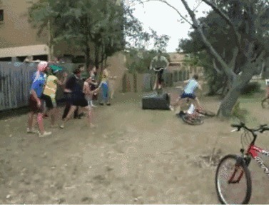 |搞笑GIF段子:现在的妹子是不是在家里待久了,都开启不正常舞蹈模式了?