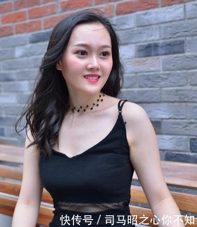 这设计真特别!用蕾丝把裙子“切开”,穿出别样优雅风