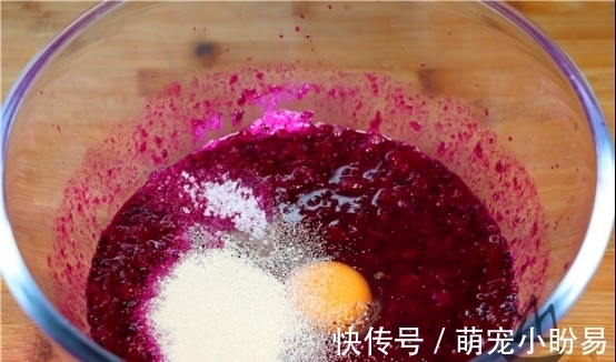 用火龙果来发面,做法太厉害了,上桌颜值超高,高手在民间?!