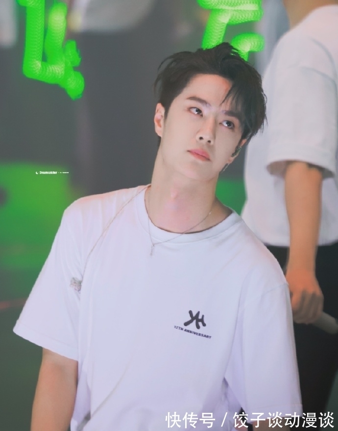 顶级流量|《脱口秀大会》几乎每期都有人cue王一博，王一博成“夺冠密码”