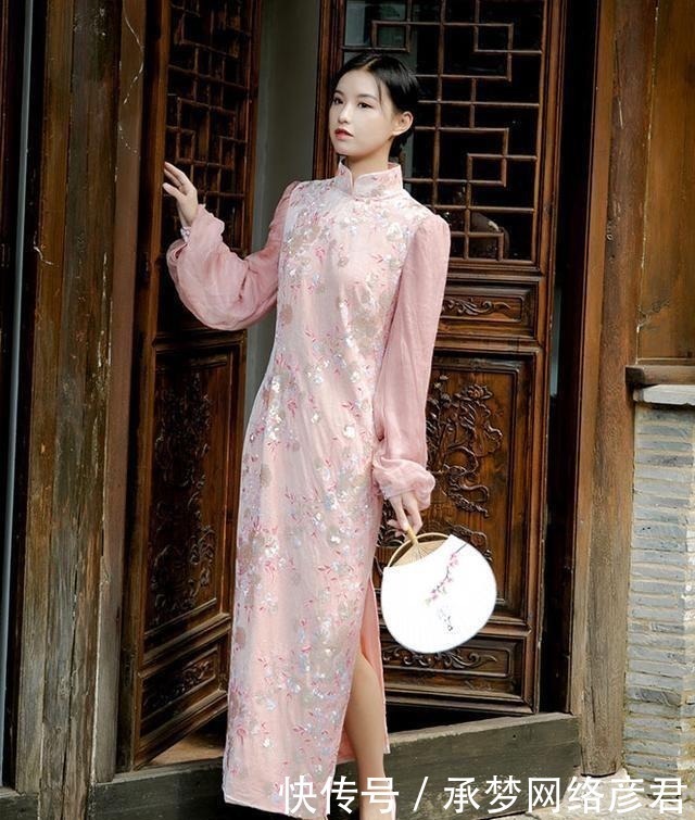 “不招摇”的旗袍穿出来,到底有多美?温婉减龄,更适合少女穿