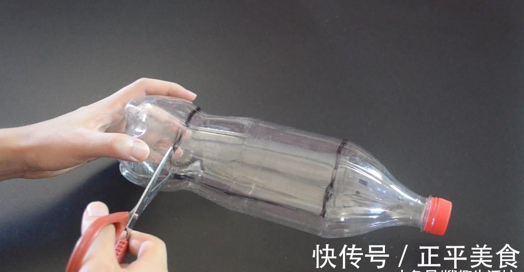 大号塑料瓶别扔了, 剪一刀, 放在厨房里太实用了, 看到的人都夸好