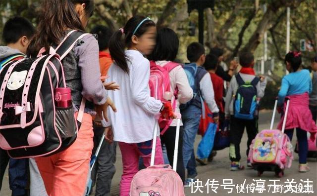 题海战术|“儿子的书包我拎不动”初一孩子书包重达20斤,网友的评论很中肯