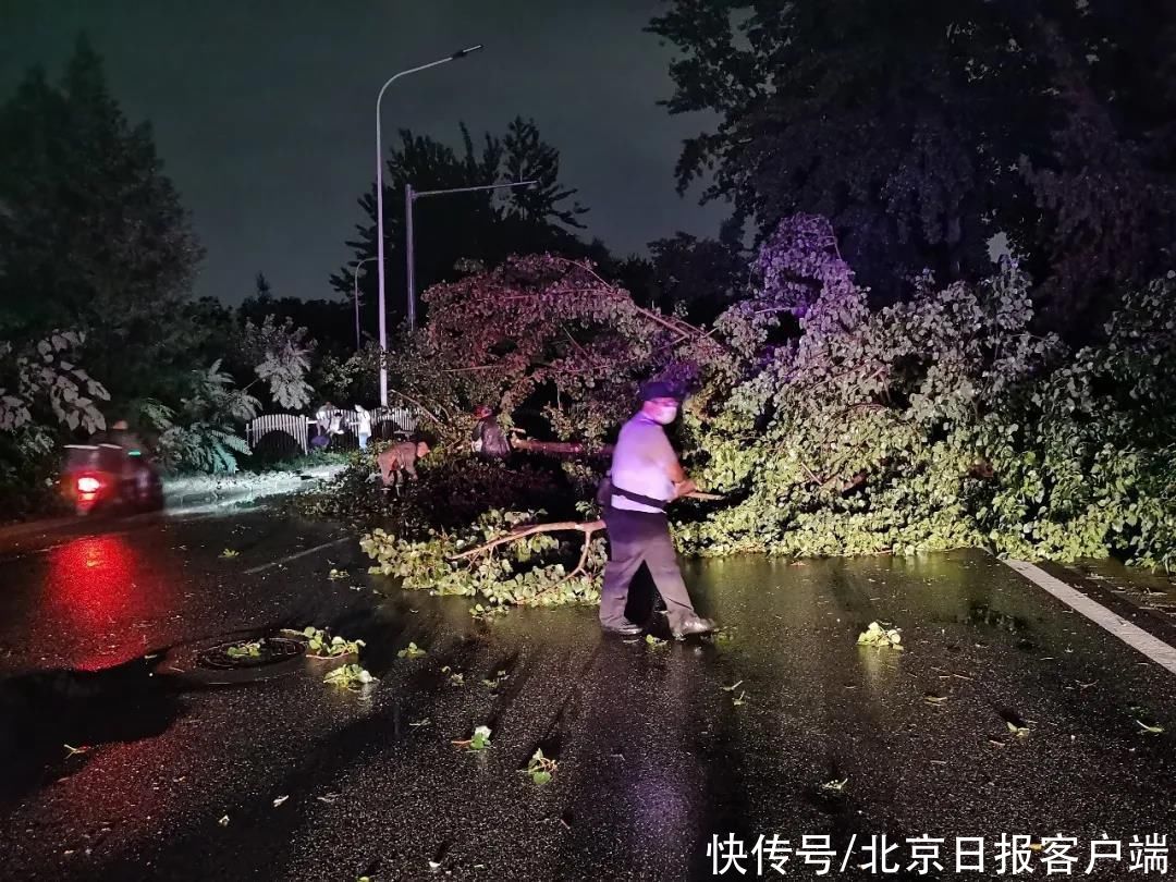 一线|北京昌平暴雨，看看一线民警怎样过的这一夜