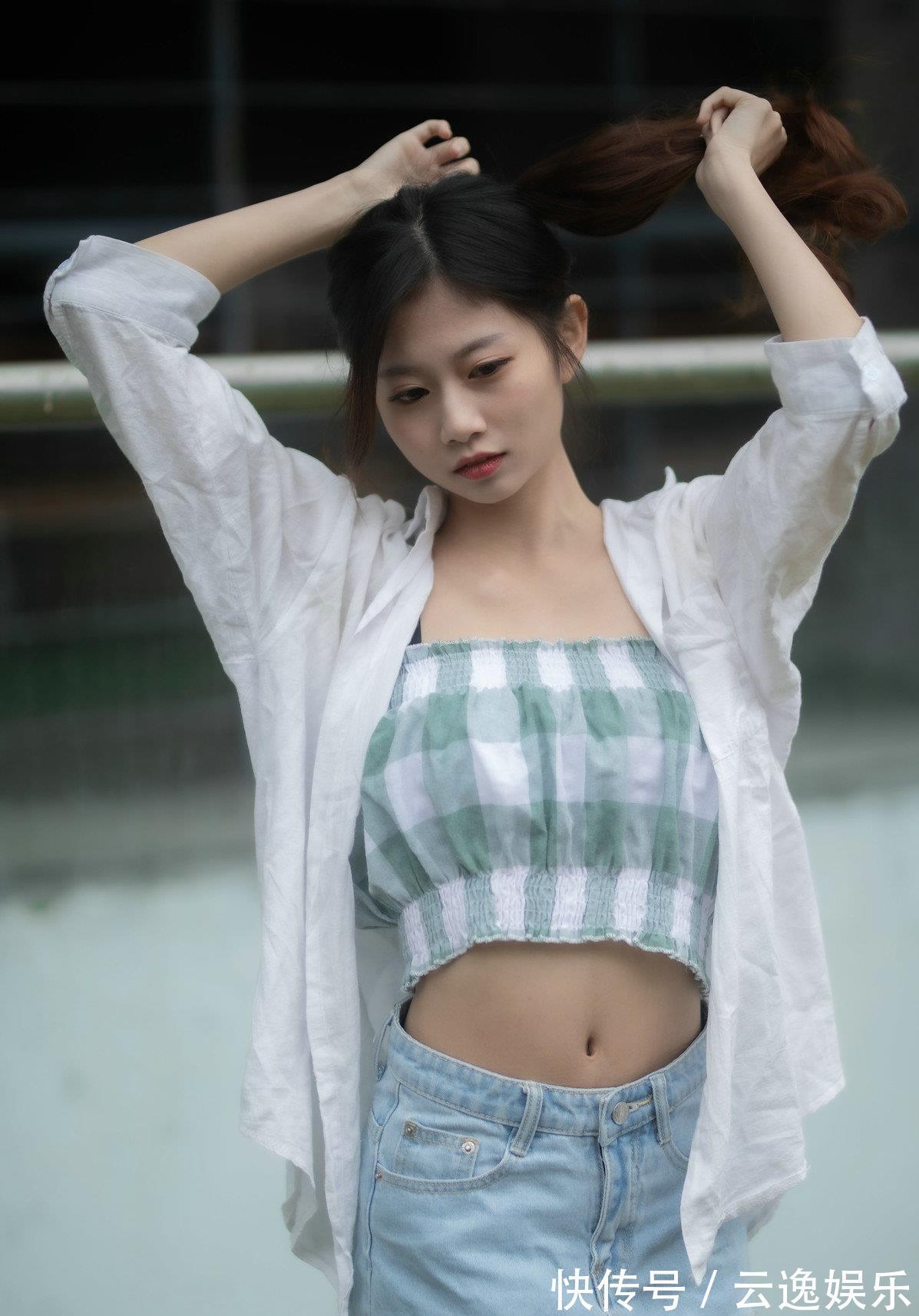 时尚 吊带的露脐装,是夏日里最清凉的穿搭,简约的款式非常的个性时尚