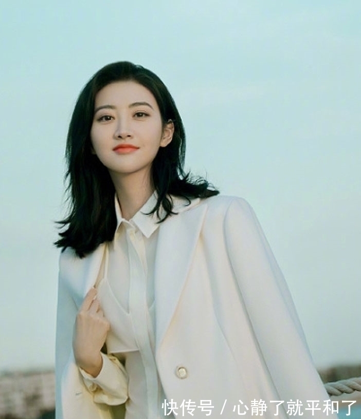 减龄 发量少女人先别急着剪短发,试试这3种发型,拯救发际线还很减龄