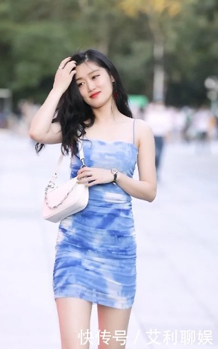 展示|一袭蓝色吊带包臀裙,展示小姐姐的独特魅力,这气质堪称绝美